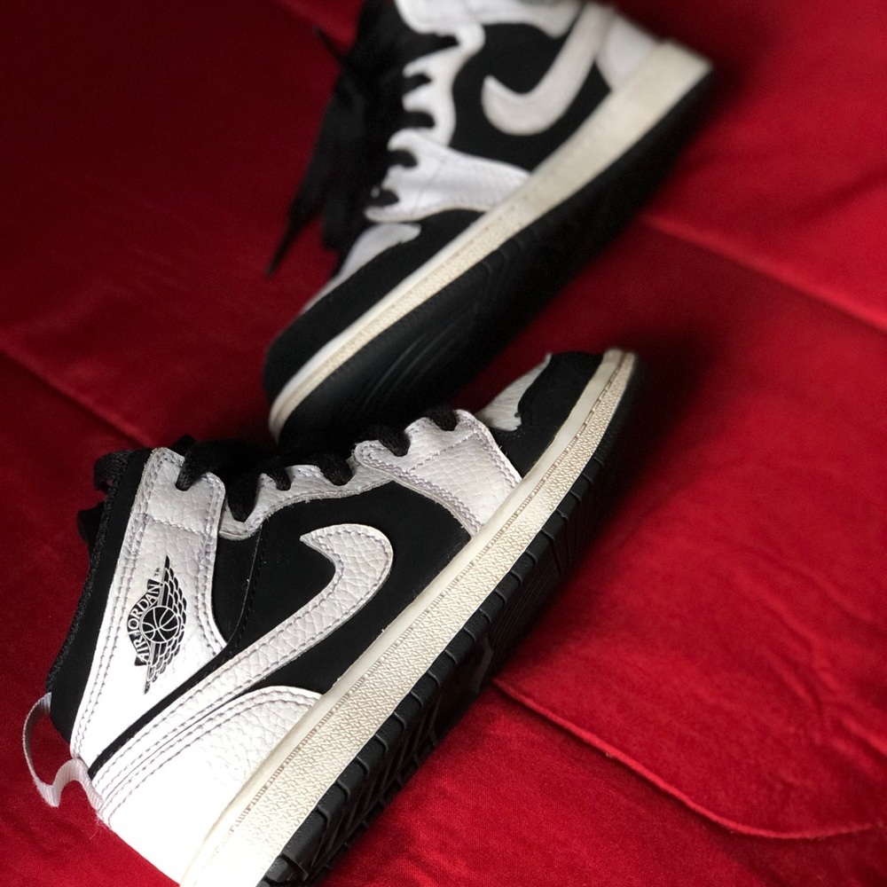 ❤️Jordan 1 Mid❤️